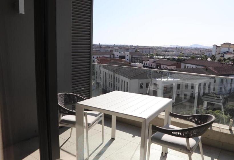 استودیوی لوکس, The Residences At Crystal Towers