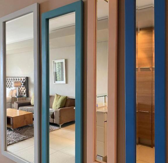 استودیوی لوکس, The Residences At Crystal Towers