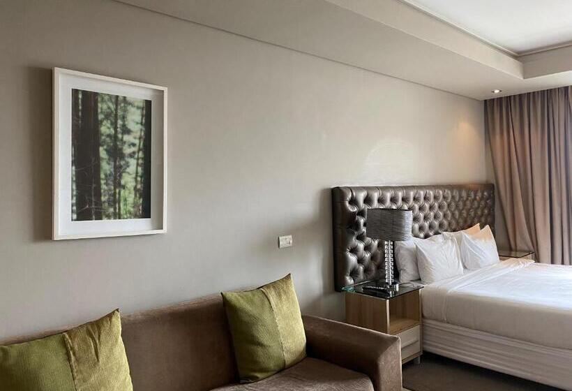 استودیوی لوکس, The Residences At Crystal Towers