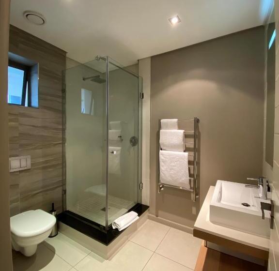 استودیوی لوکس, The Residences At Crystal Towers