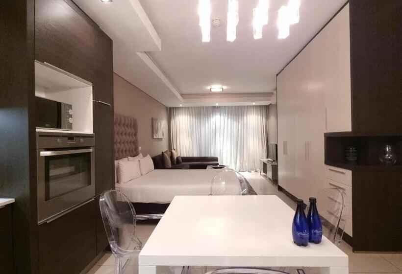 استودیوی لوکس, The Residences At Crystal Towers