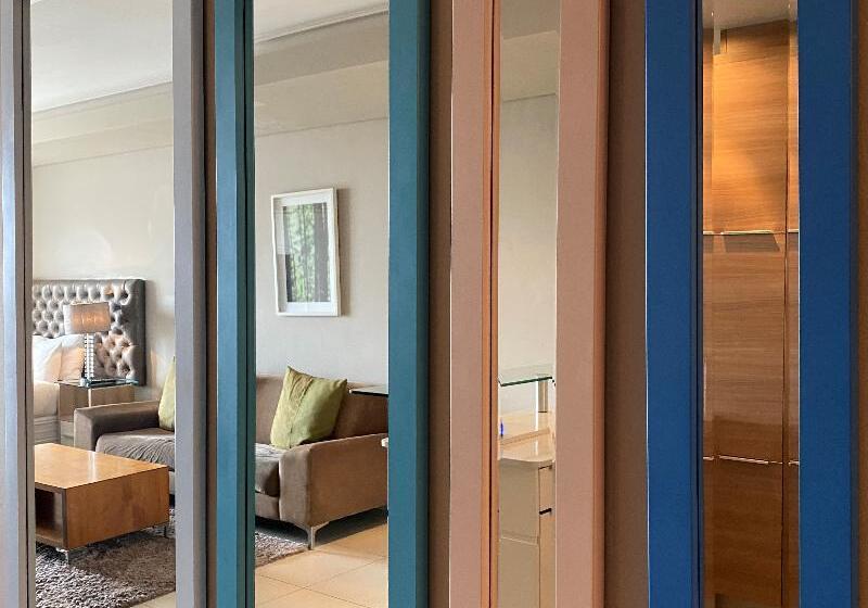 استودیوی لوکس, The Residences At Crystal Towers