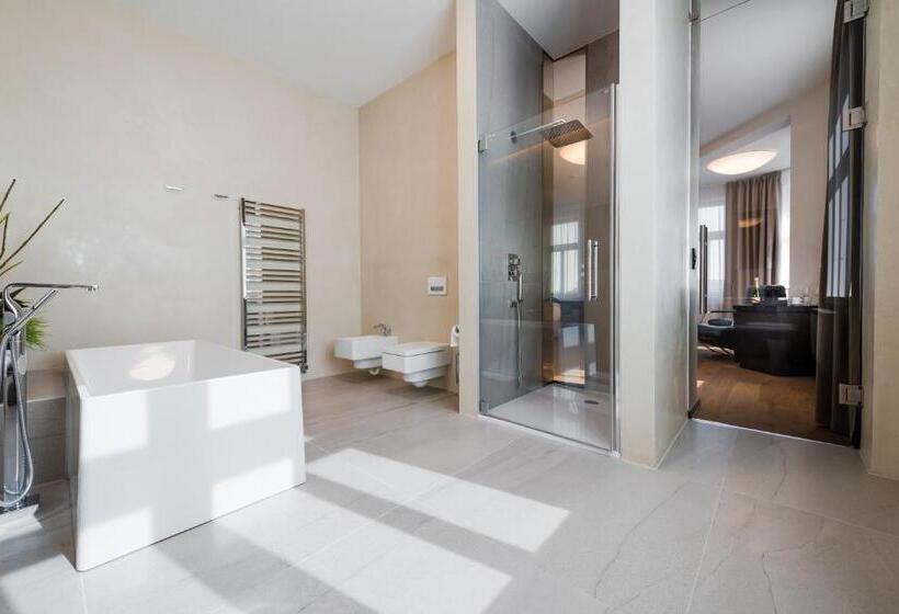 ジュニアスイート, Theresian