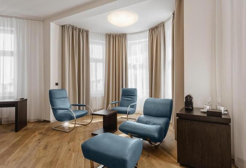 ジュニアスイート, Theresian