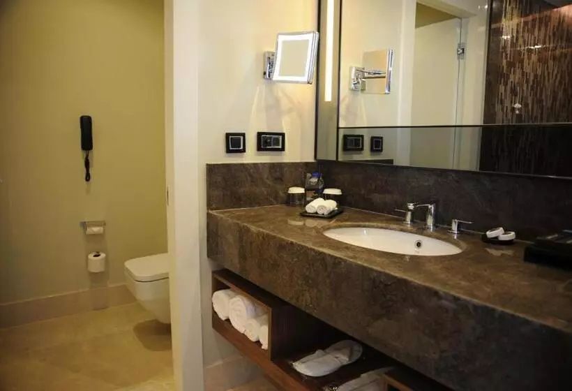 キングサイズベッドのデラックススイート, Pullman Istanbul Hotel & Convention Center