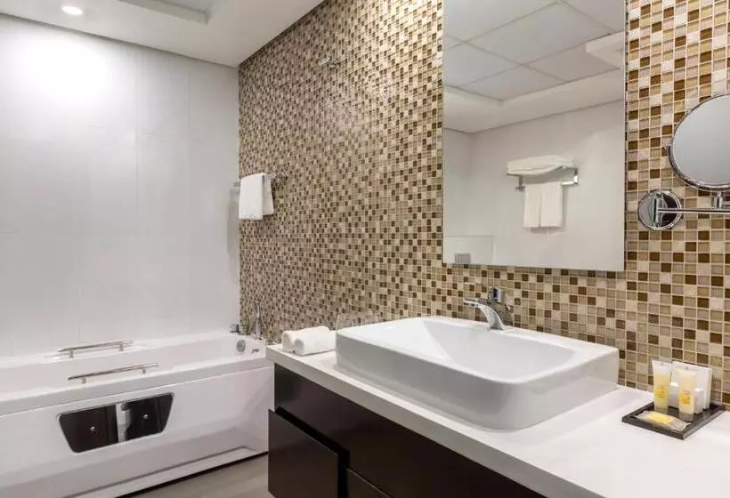 اتاق لوکس, Ramada Hotel And Suites Amwaj Islands