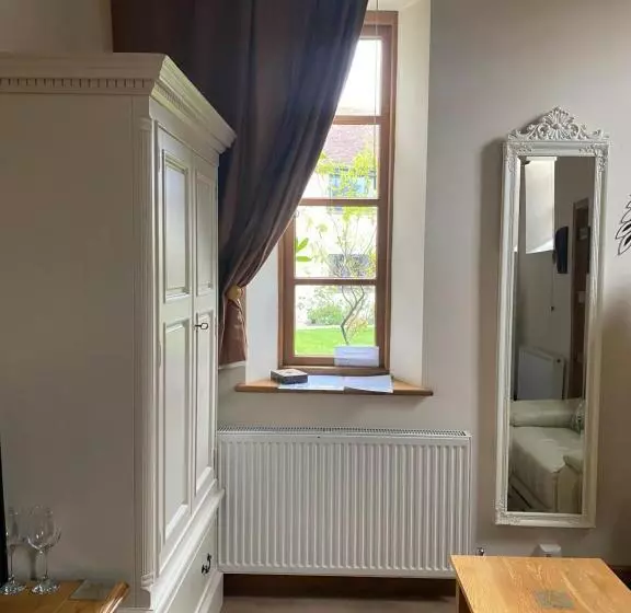 Deluxe Suite King Bed, Old Chapel Forge
