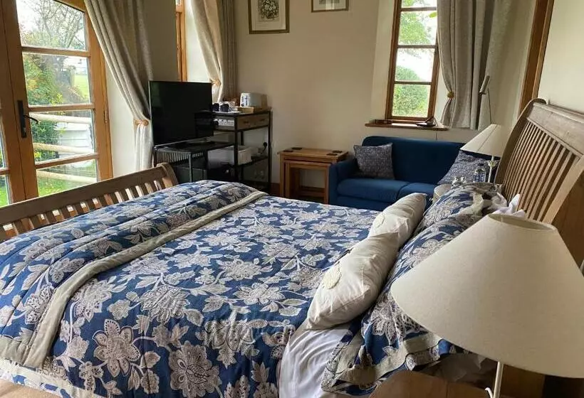 Deluxe Suite King Bed, Old Chapel Forge