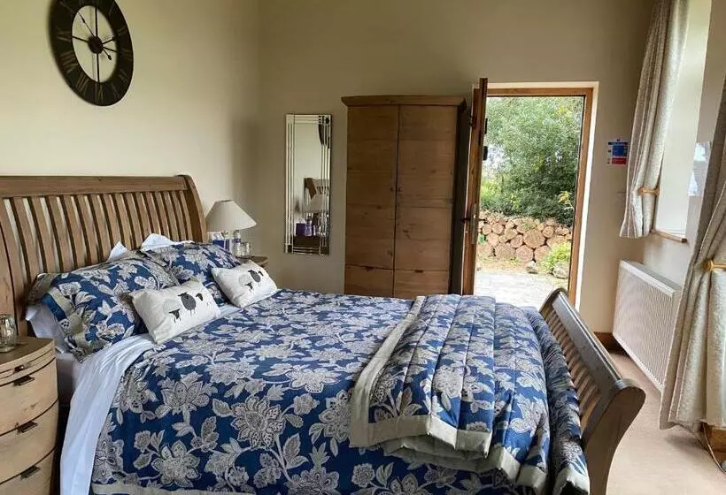 Deluxe Suite King Bed, Old Chapel Forge