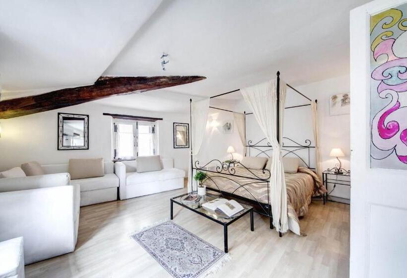 1 Bedroom Penthouse Apartment, Casawally