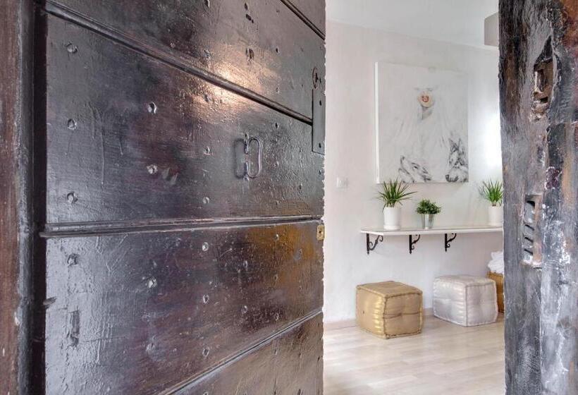 1 Bedroom Penthouse Apartment, Casawally