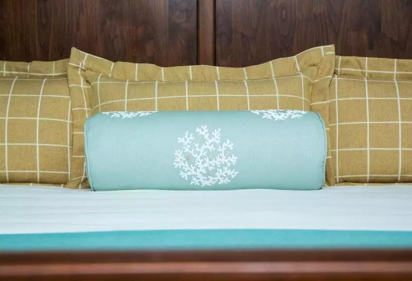 اتاق استاندارد با چشم‌انداز استخر, Henderson Beach Resort