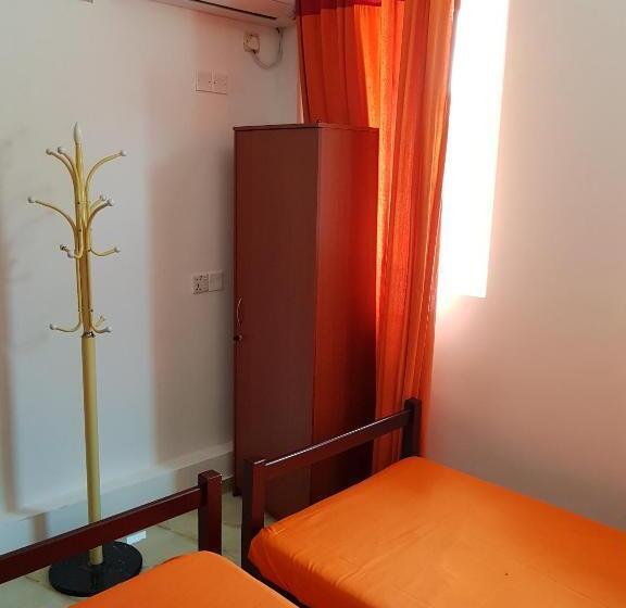 اتاق ساده سه نفره, Thambili Island @ Stubbs