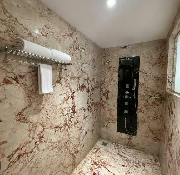 סוויטה נשיאותית, Cj Pallazzio,salem