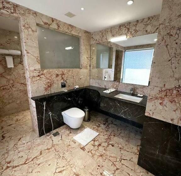 סוויטה נשיאותית, Cj Pallazzio,salem