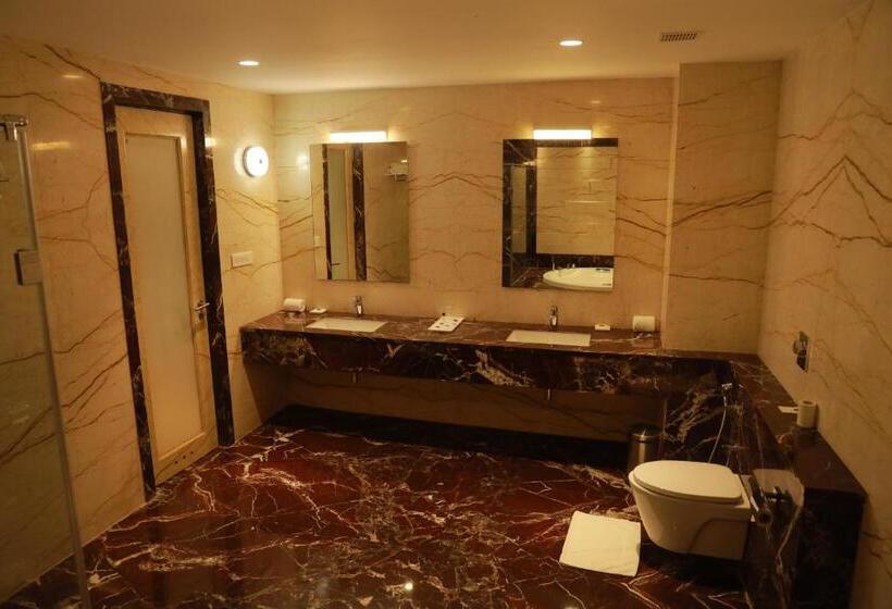 חדר סופריור, Cj Pallazzio,salem