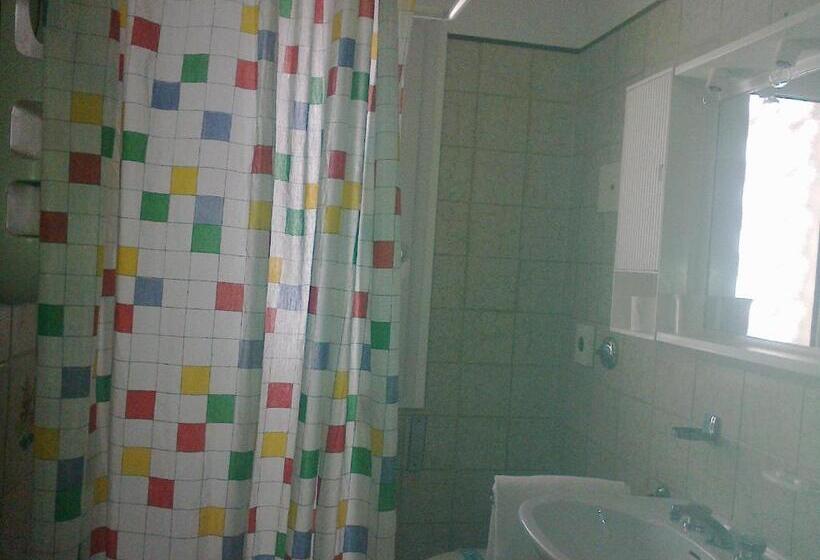 标准三人间, Malibran