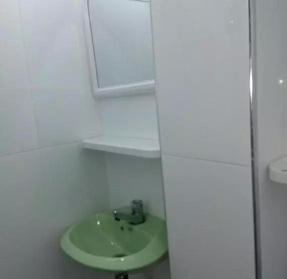 اتاق خانوادگی, Evening Star Guest Inn
