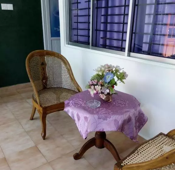 اتاق اکونومی, Evening Star Guest Inn