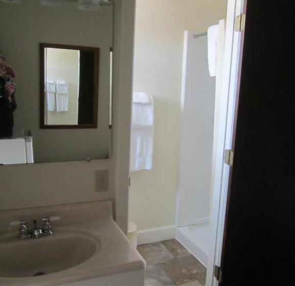 غرفه قياسيه سريرين مزدوجين, Big Horn Motel