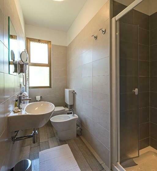 四人标准间, Alex