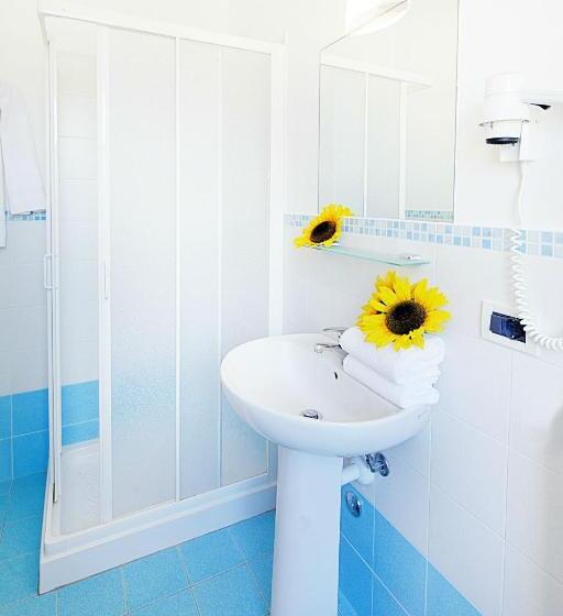 标准间带阳台, Alex