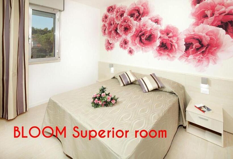 标准间带阳台, Alex