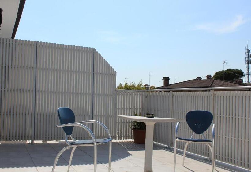 高级大房间, Alex