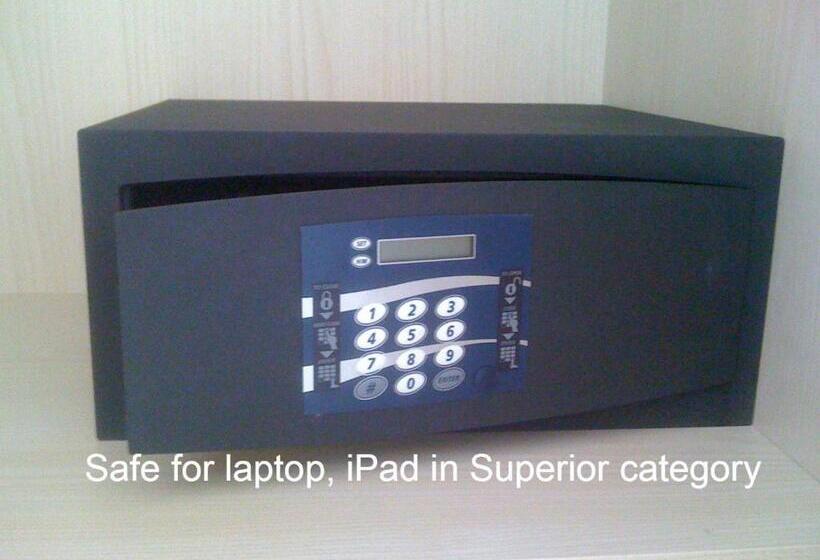 高级大房间, Alex