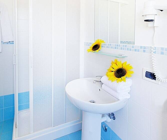 标准间带阳台, Alex