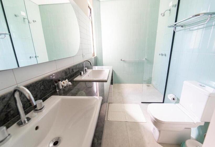 标准三人间, Da Praça