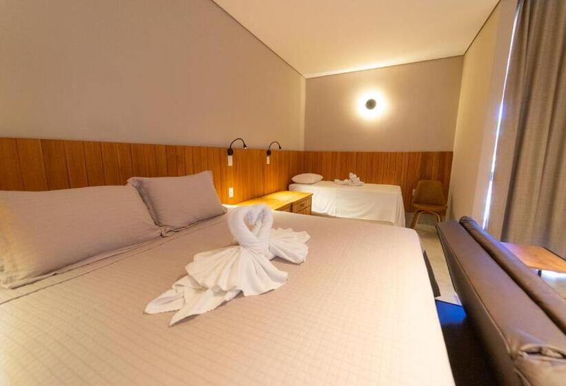 标准三人间, Da Praça