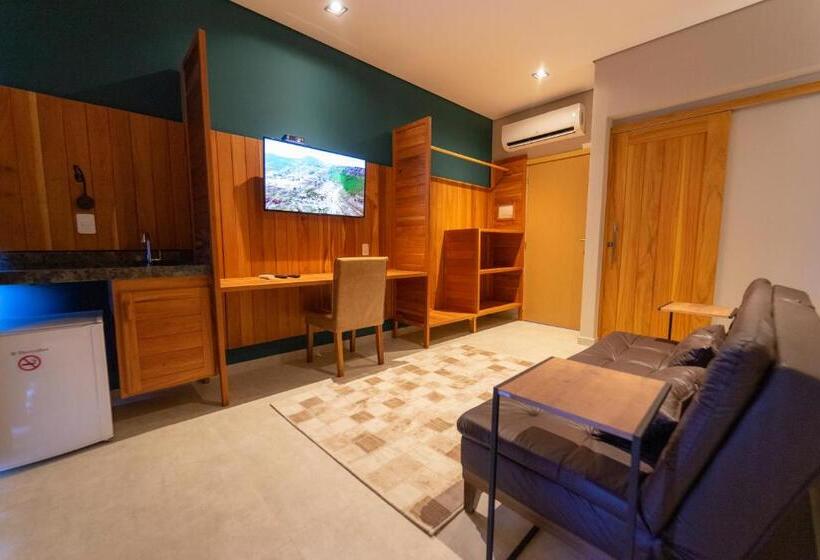 标准三人间, Da Praça