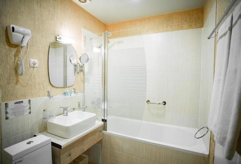 חדר סטנדרט לשלושה, Malika Bukhara