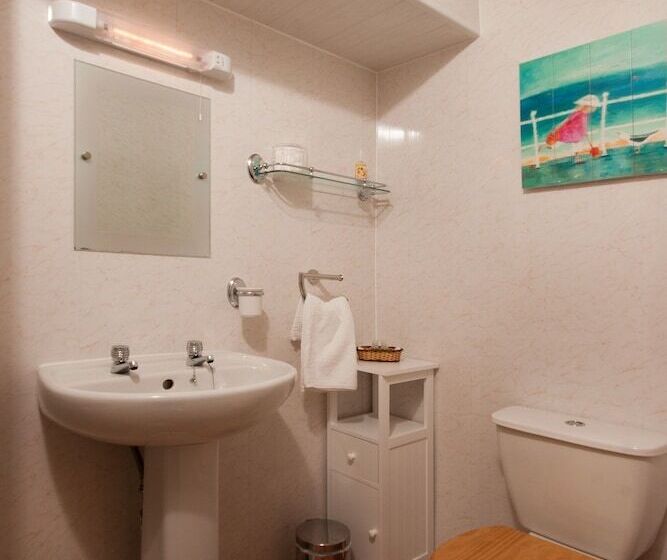 اتاق خانوادگی, The Collingdale Guest House