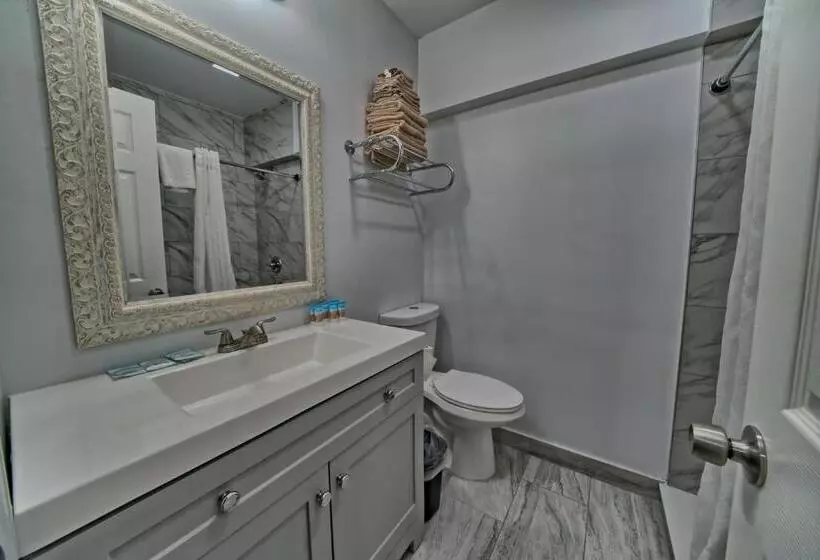 استودیو خانوادگی, Aqua View Motel