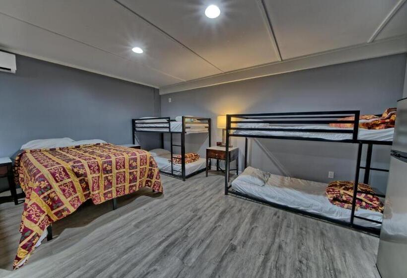 إستديو عائلى, Aqua View Motel