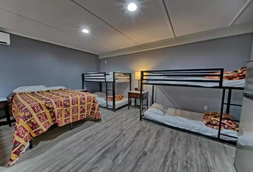 استودیو خانوادگی, Aqua View Motel