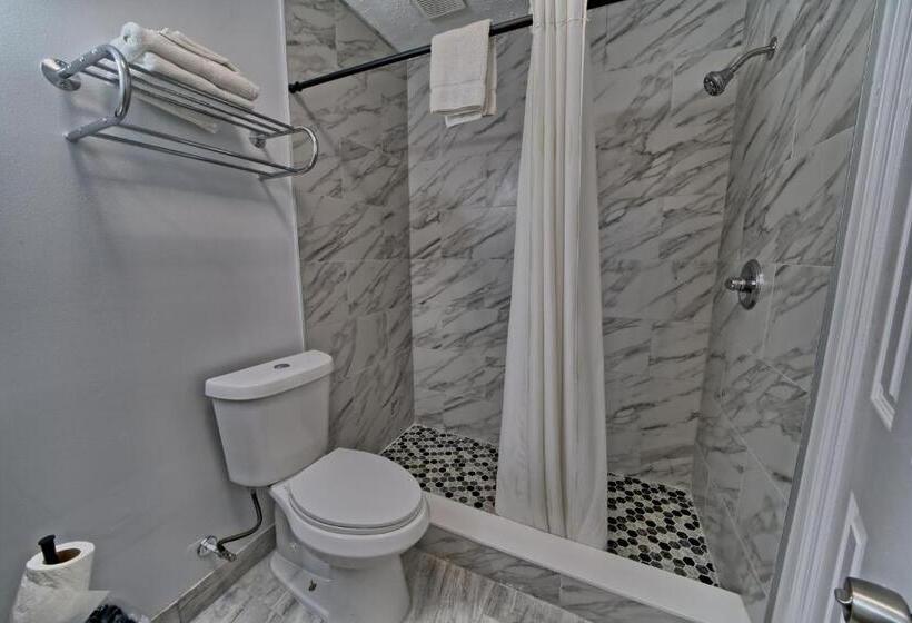 סטודיו משפחתי, Aqua View Motel