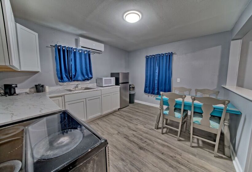 Апартаменты 1 Спальня Вид на Бассейн, Aqua View Motel
