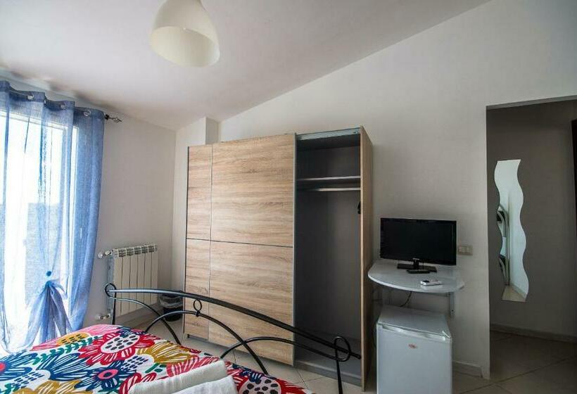 غرفة قياسية رباعية, New Naxos Village