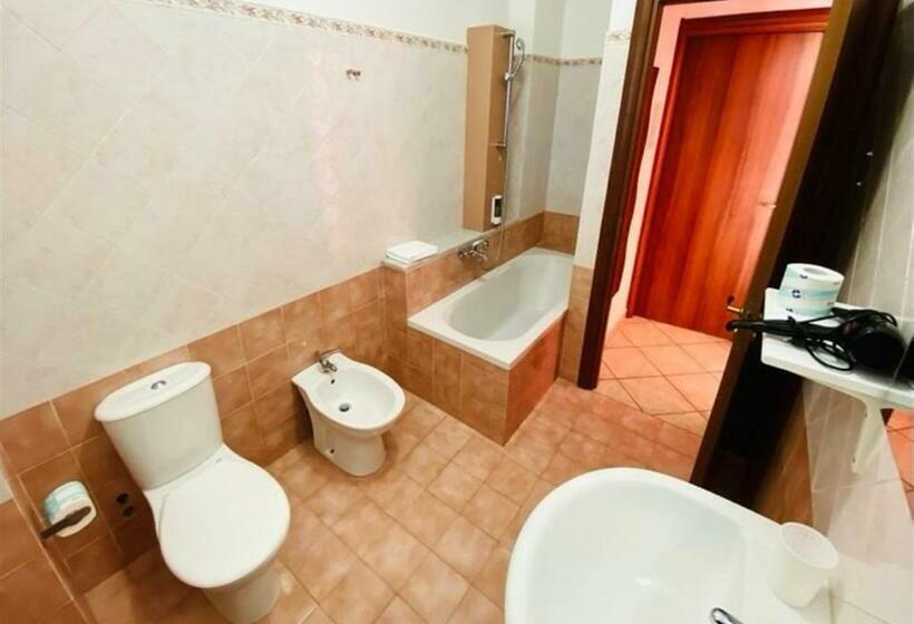 غرفة قياسية ثلاثية, New Naxos Village