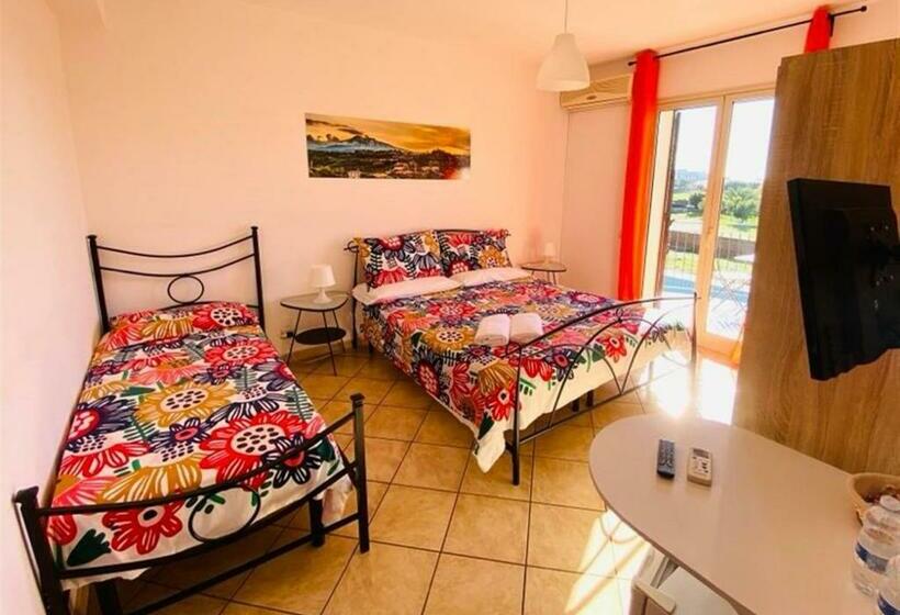 Номер Стандарт Трехместный, New Naxos Village