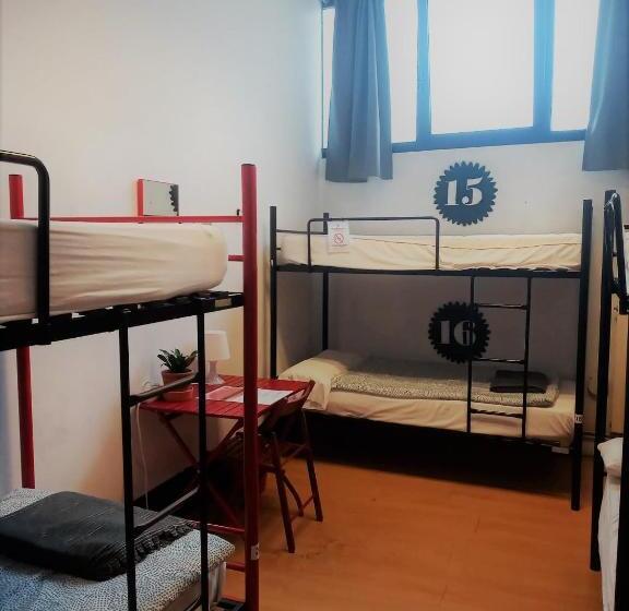 חדר סטנדרטי לארבעה עם חדר אמבטיה משותף, Bilbao Akelarre Hostel