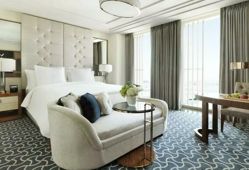 キングサイズベッドのスーペリアルーム, Four Seasons Hotel Abu Dhabi At Al Maryah Island