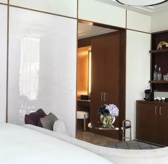 キングサイズベッドのスーペリアルーム, Four Seasons Hotel Abu Dhabi At Al Maryah Island
