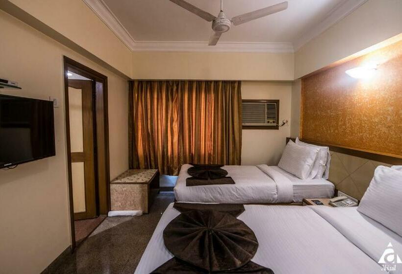 غرفة ديلوكس, Abigail Goradia S