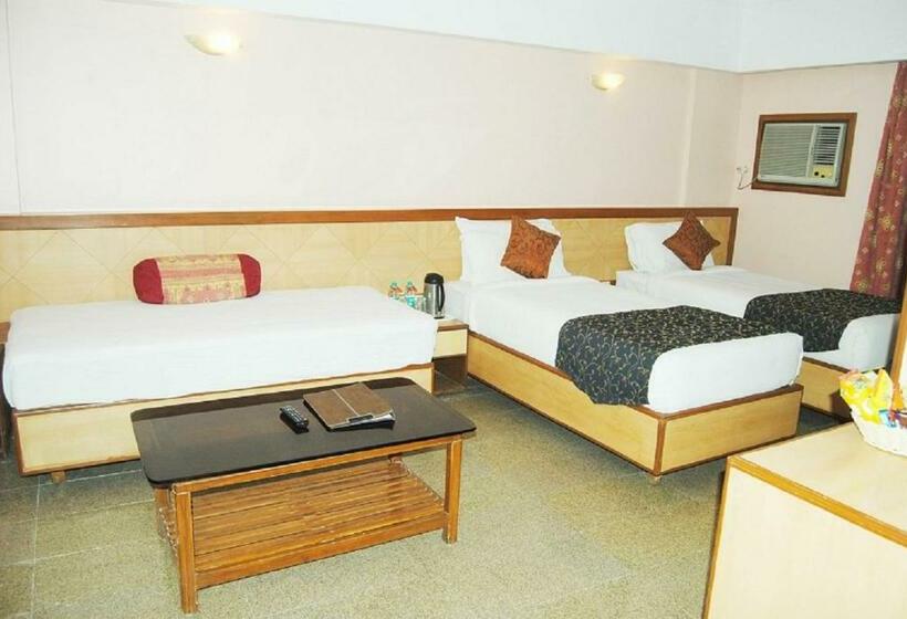 غرفة ديلوكس, Abigail Goradia S