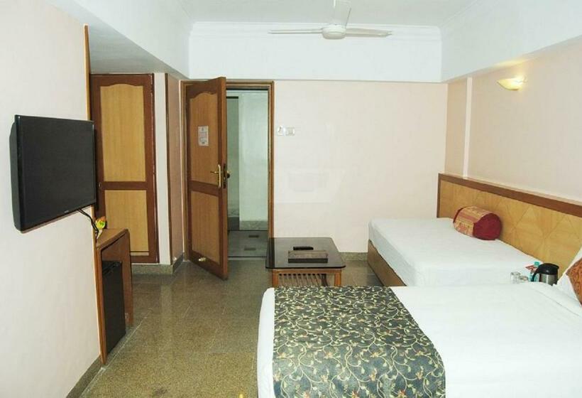 غرفة ديلوكس, Abigail Goradia S