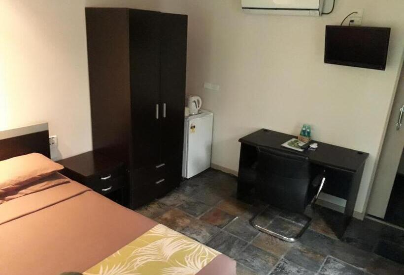 استودیوی پریمیوم, Rainforest Eco Lodge